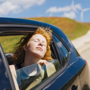 mujer feliz en el auto