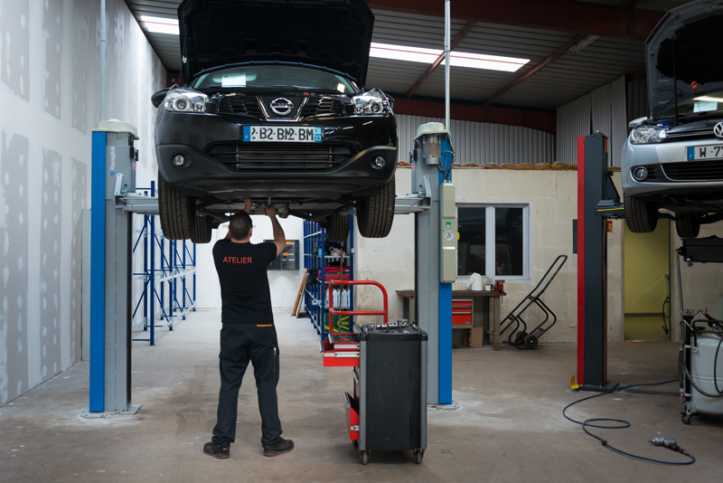 Inspección y mantenimiento de un coche en el taller de VPN Autos en Mérignac.
