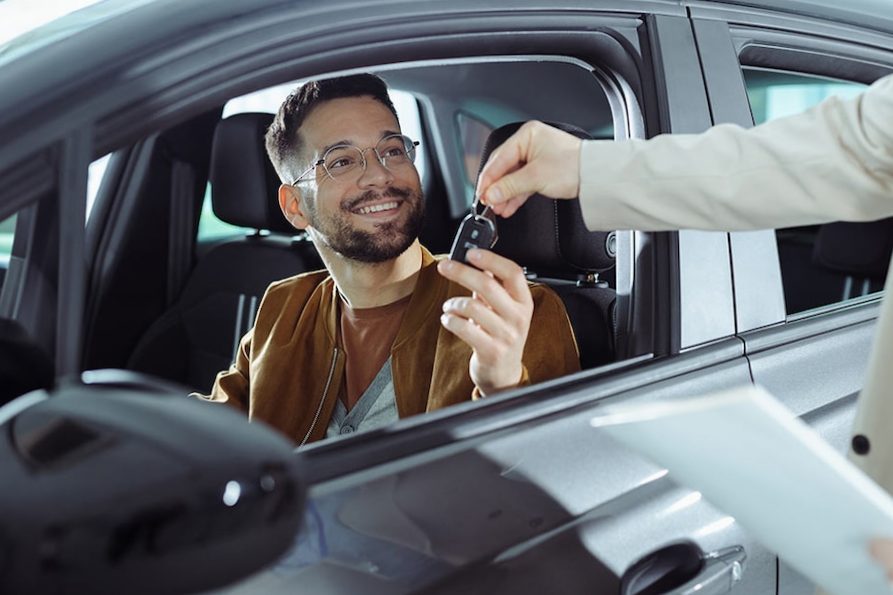 Certificado polivalente a la hora de comprar un coche: ¿cómo funciona?